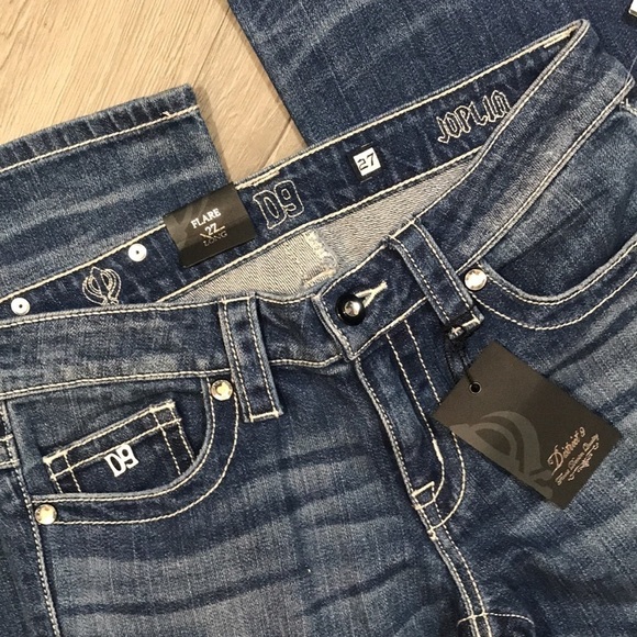 District 9 NWT Medium Wash Joplin Flare Jeans size 27 Long - Picture 7 of 9